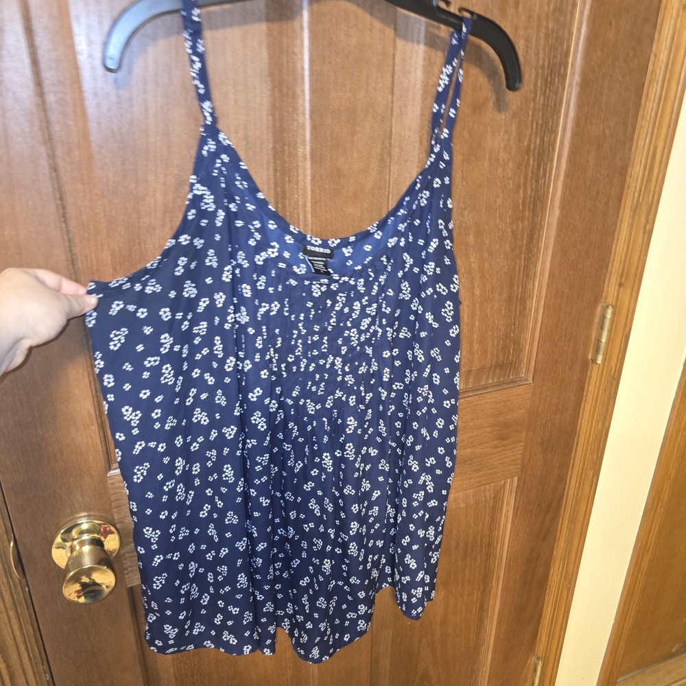 Torrid Blue and White Floral Camisole - Pleated Front - Size 3 - EUC